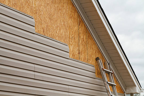 Professional Vinyl Siding technician working in Lake Milton, OH